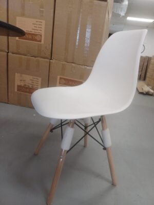 BEAUTIFUL WHITE PLASTIC AND WOODEN LEG CHAIR